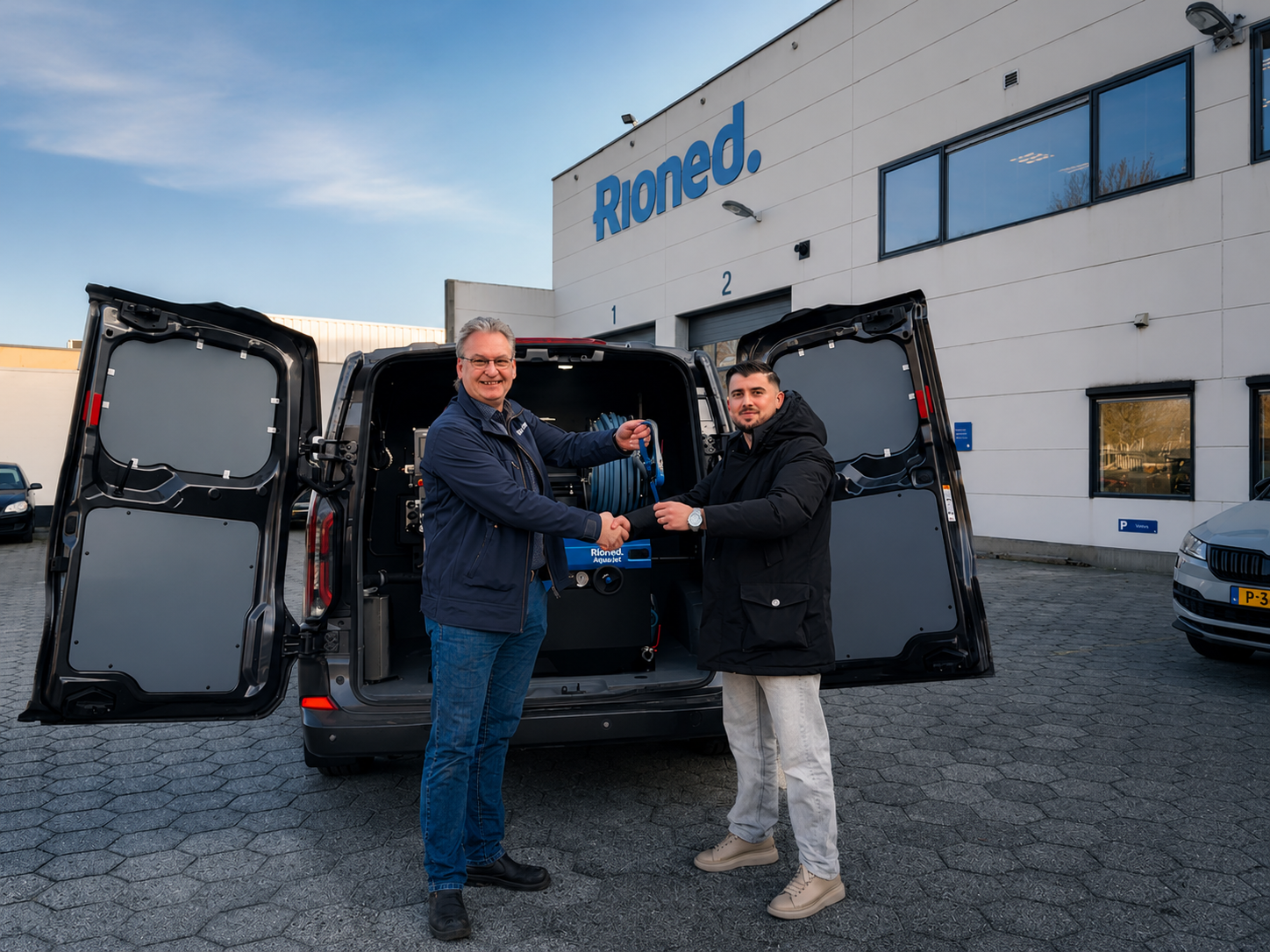 Loodgieter van Lekdetectie De Dijk neemt professionele Rioned Aquajet ontstoppingsapparatuur in ontvangst