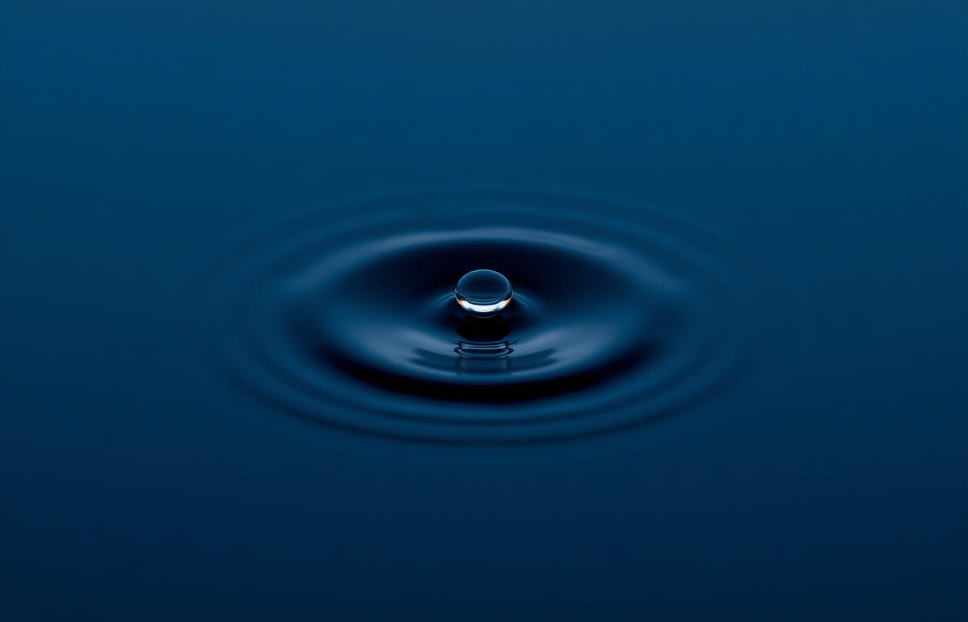 Waterdruppel met rimpeling, symbool voor precisie en lekdetectie